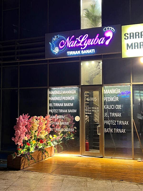 Ataşehir Nail Salon: Tırnak Bakımına Giden Kapsamlı Yol
